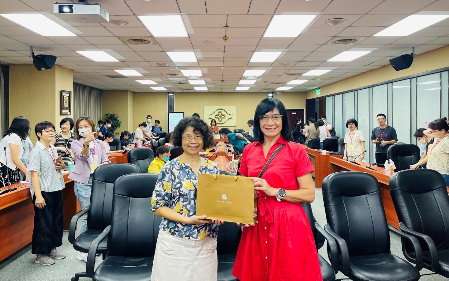長庚科技大學護理學院陳美燕院長(左一)感謝學會蔣立琦副理事長(右一)合照