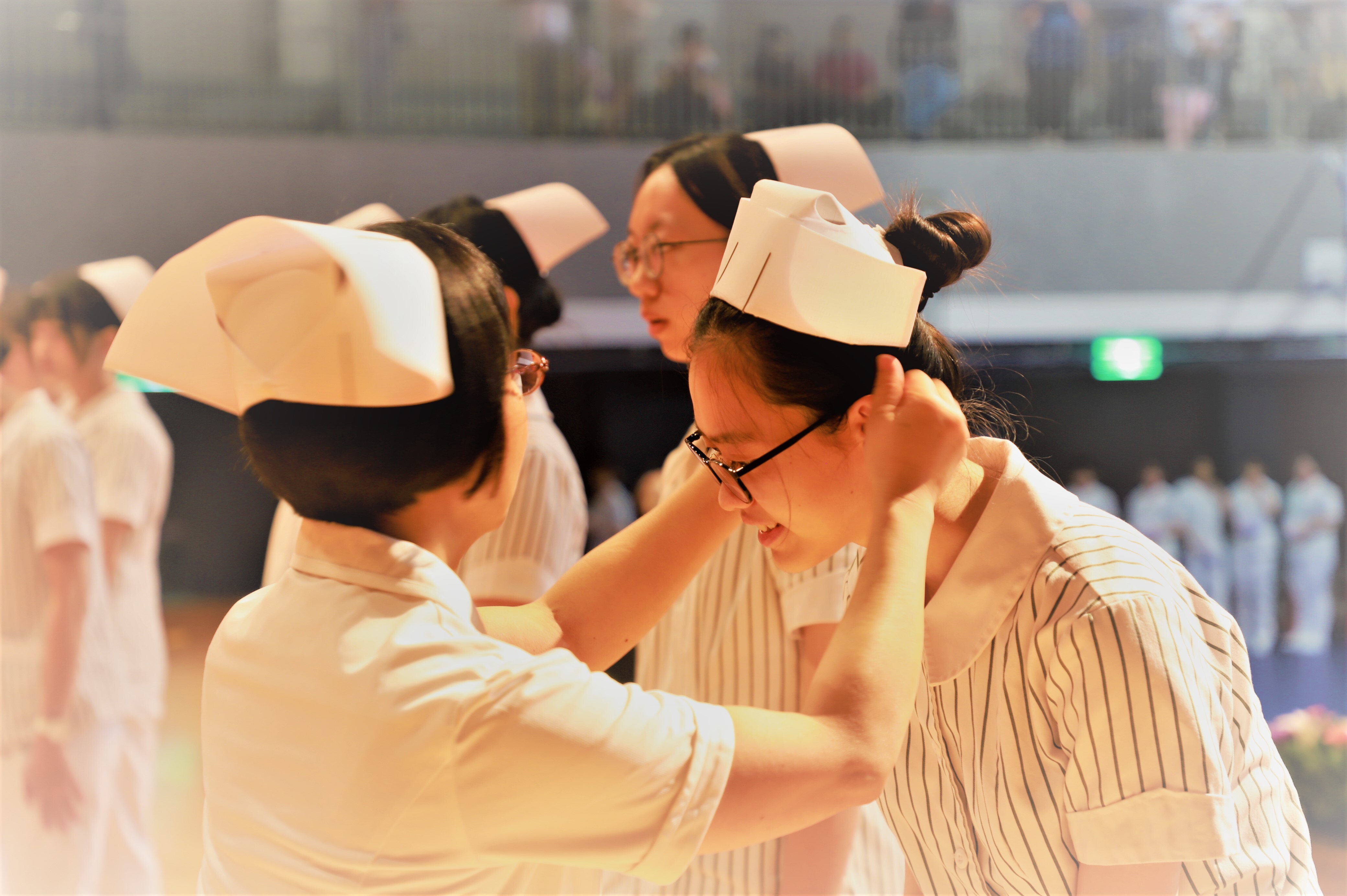  師長為學生進行加冠，傳承服務的熱情