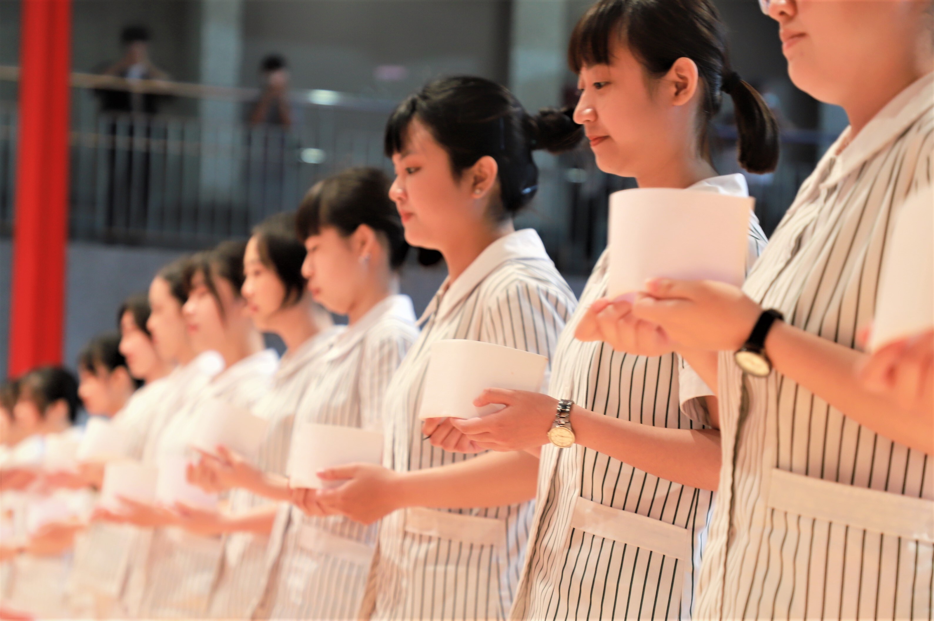 等待師長進行加冠的學生