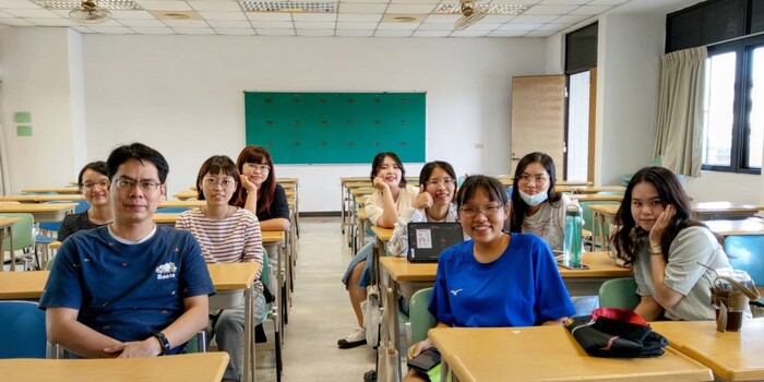 郭星君老師與參賽學生討論合影