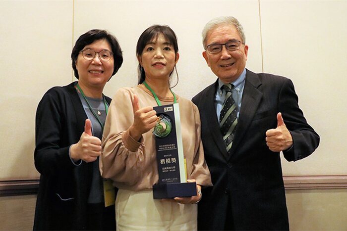 長庚科大校長樓迎統(右)、副校長范君瑜(左)，與長庚科大嘉義分部護理系主任郭雅雯。